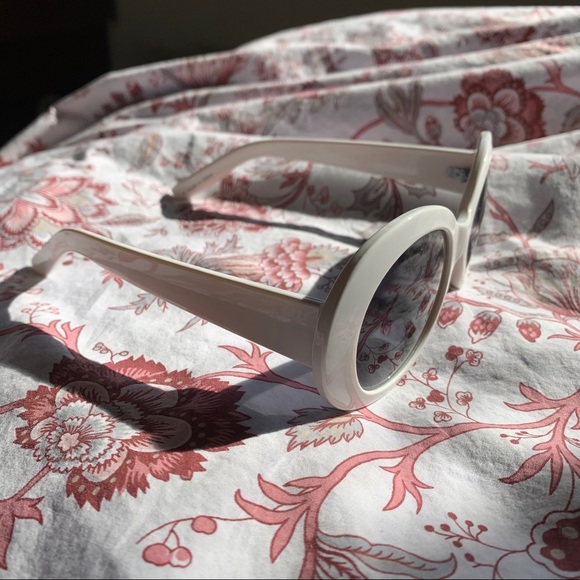 Urban Outfitters - Retro Oval Sunglasses - Picture 4 of 7